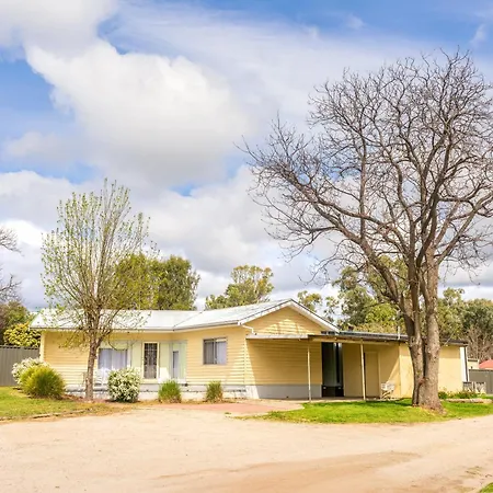 Pioneer Tourist Park Hotel Deniliquin Exterior photo
